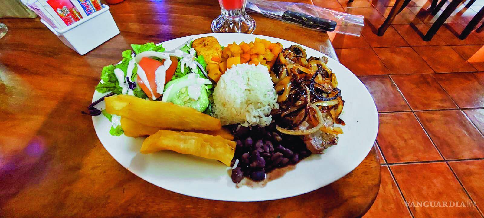 $!“Casado”, platillo típico de Costa Rica. Lleva carne con cebolla caramelizada, arroz, frijoles, plátano, camote y ensalada de lechuga, tomate y pepino.