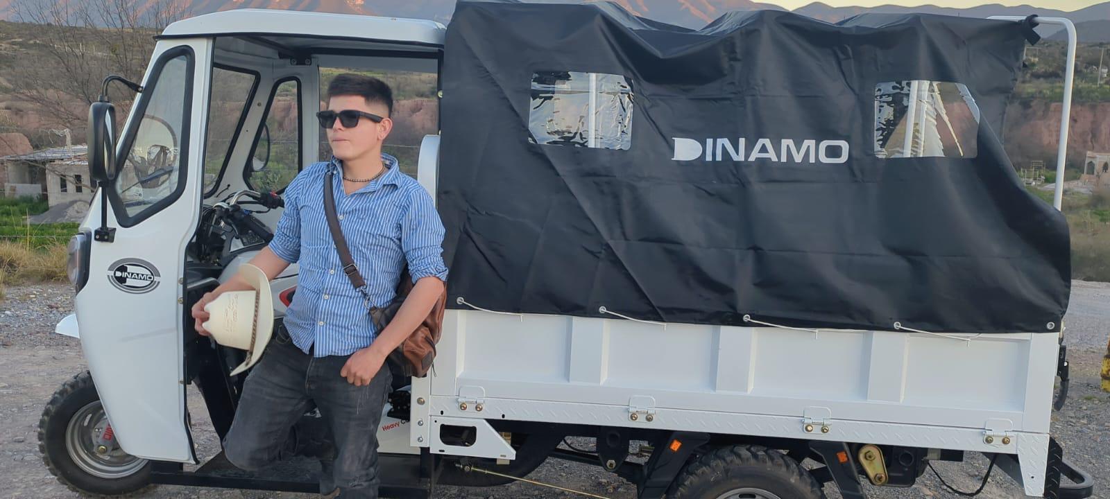$!Daniel posa junto a su motocicleta Dinamo adaptada para transportar mascotas, una iniciativa que ha capturado la atención en redes sociales.