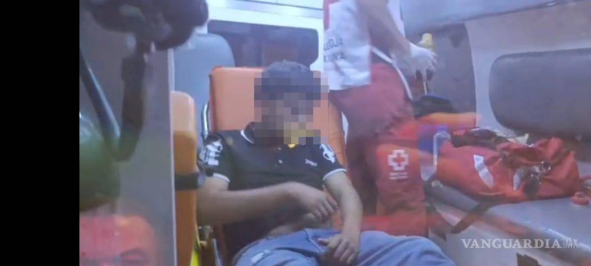 $!Paramédicos de la Cruz Roja brindaron atención prehospitalaria a los tres involucrados en el accidente, ocurrido durante la tarde del martes, antes de su traslado a un centro médico para su valoración.