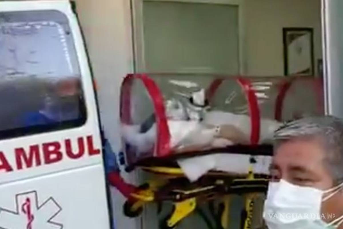 Pacientes con coronavirus son trasladados en tubos de plástico