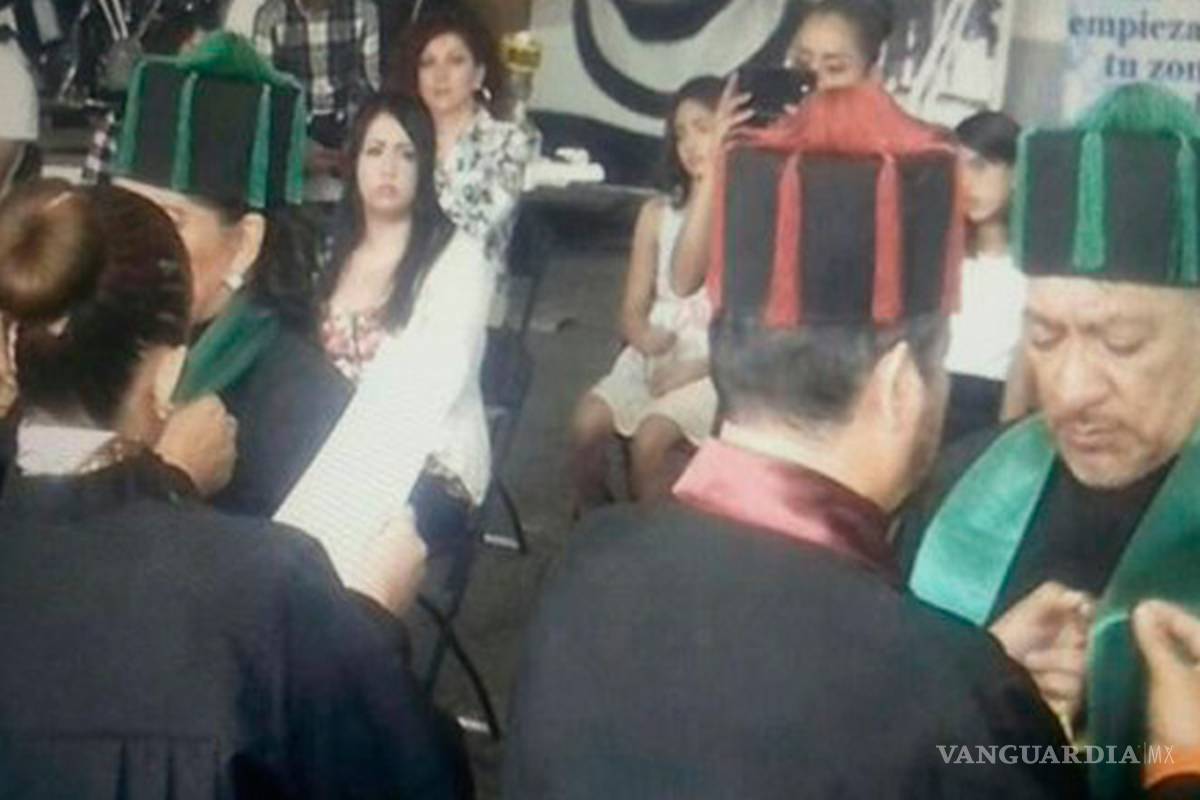 $!También Carlos Trejo tiene un ¡Honoris Causa como el de Laura Bozzo!