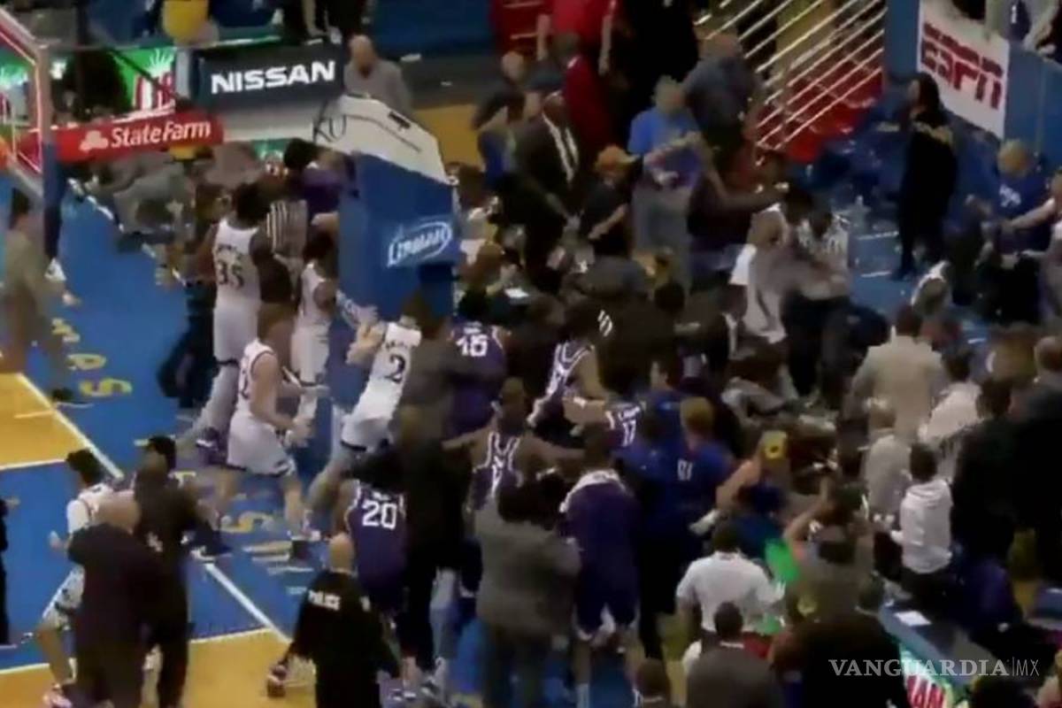 La impresionante trifulca en un juego de basquetbol colegial