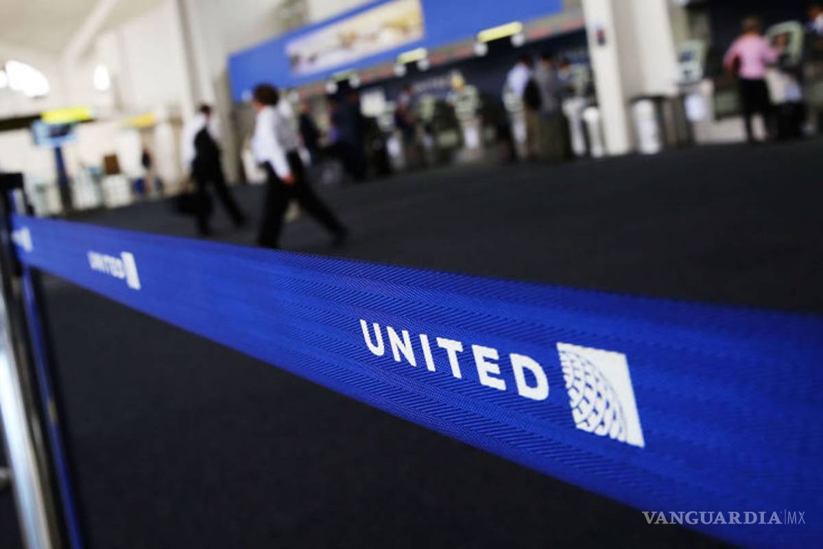 United Airlines se hunde tras escándalo de pasajero expulsado