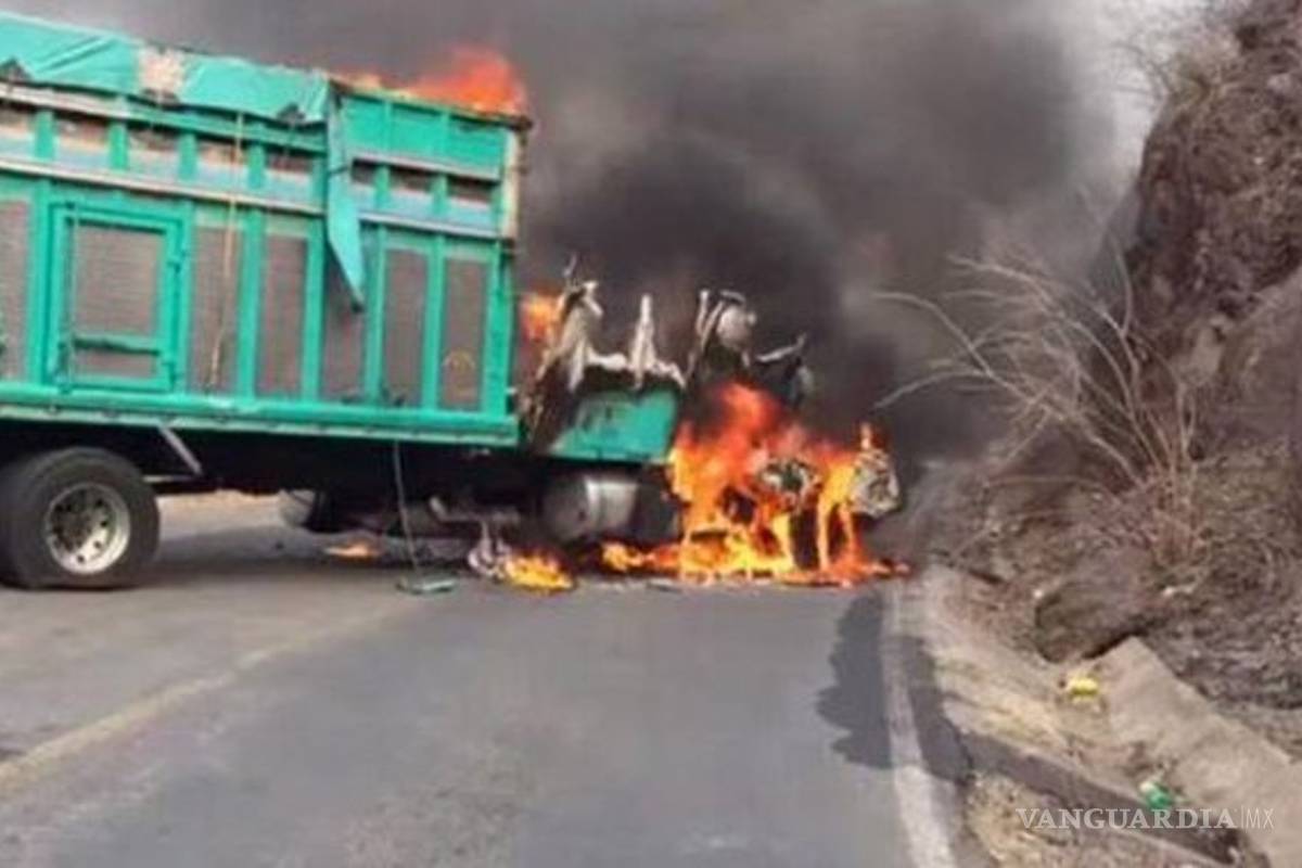 Grupo armado quema camión y bloquea carretera en Michoacán