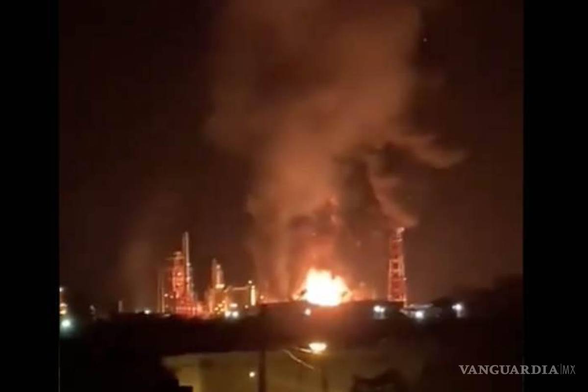 Explosión provoca incendio en Refinería Lázaro Cárdenas en Veracruz
