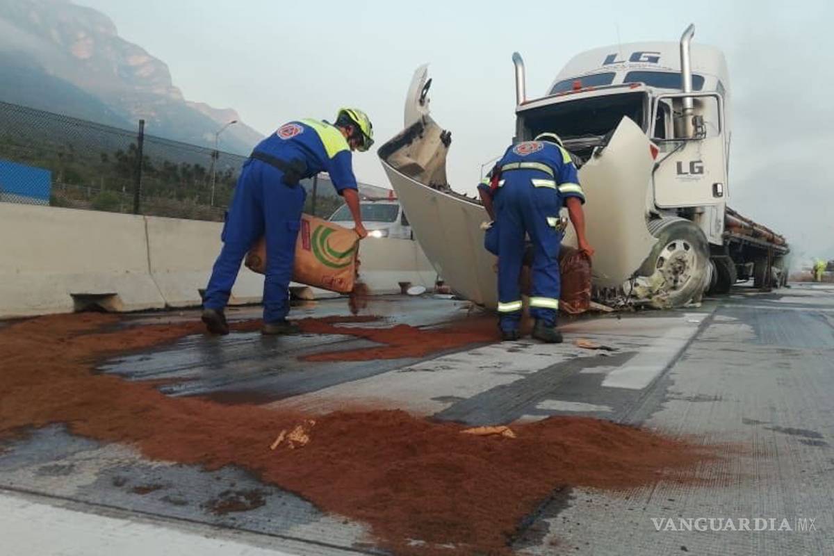 Tráiler choca contra caseta en la autopista Saltillo-Monterrey