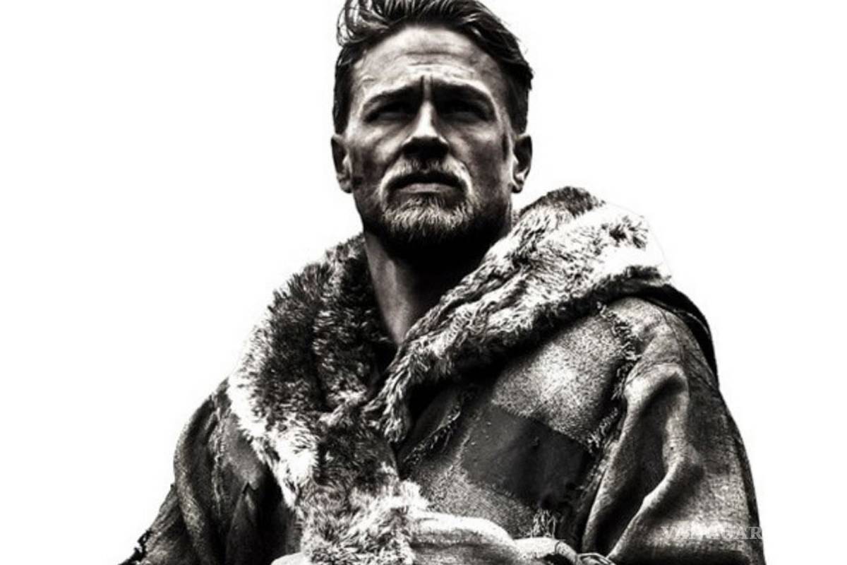 Charlie Hunnam busca la corona en el cine