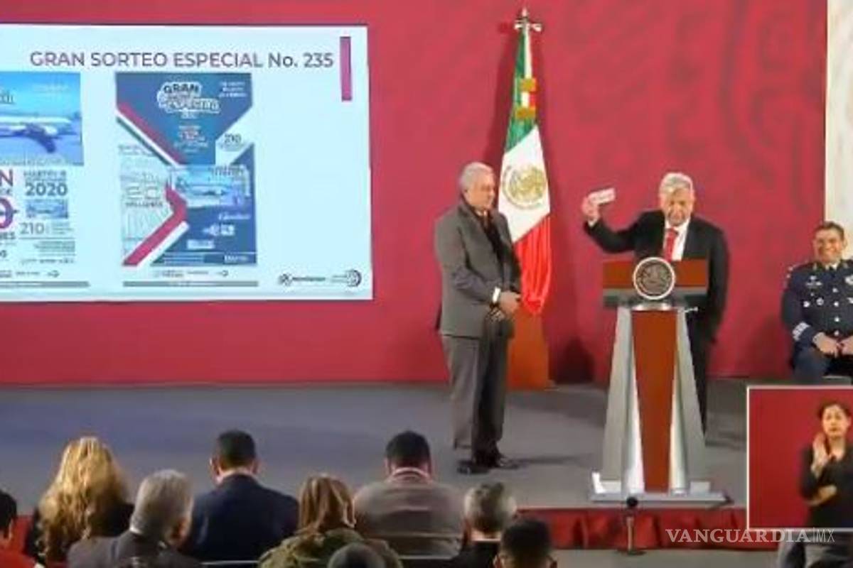 AMLO compra el primer 'cachito' para la rifa del avión presidencial en 500 pesos