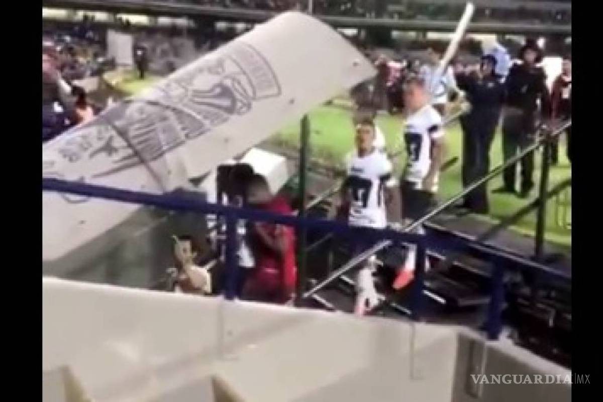 Jugador de Pumas 'pinta dedo' a aficionados