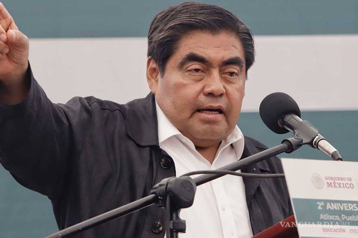 Miguel Barbosa propone iniciativas que excluyen el matrimonio igualitario y castigan el aborto