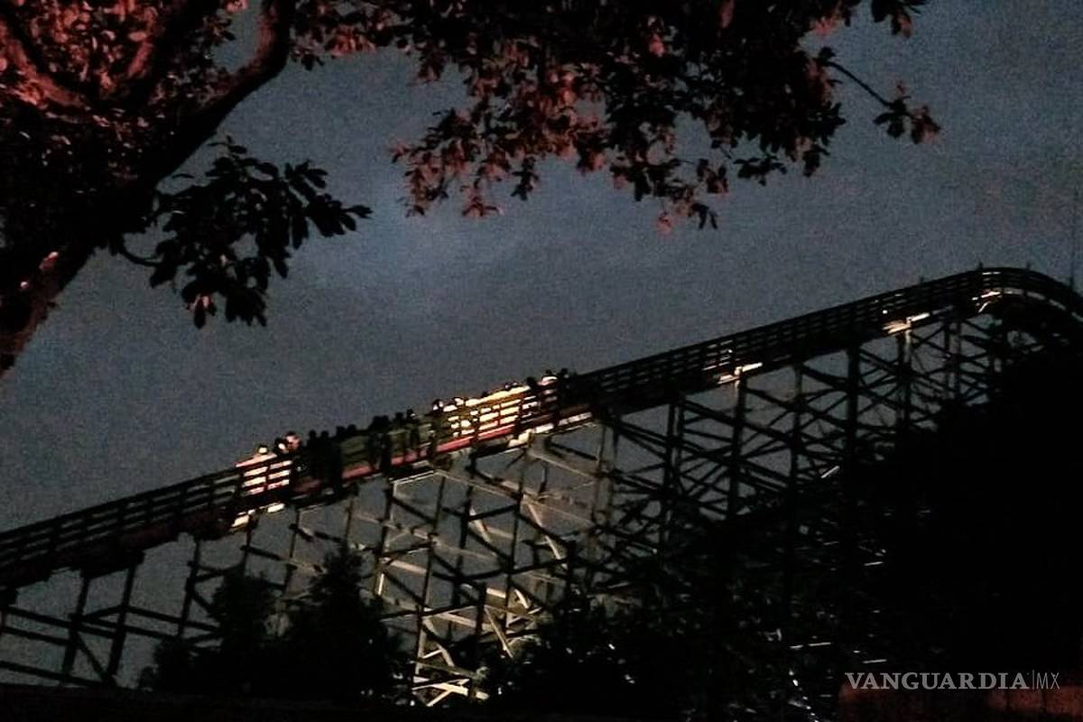 Se detiene montaña rusa en Six Flags y cierran todo el parque
