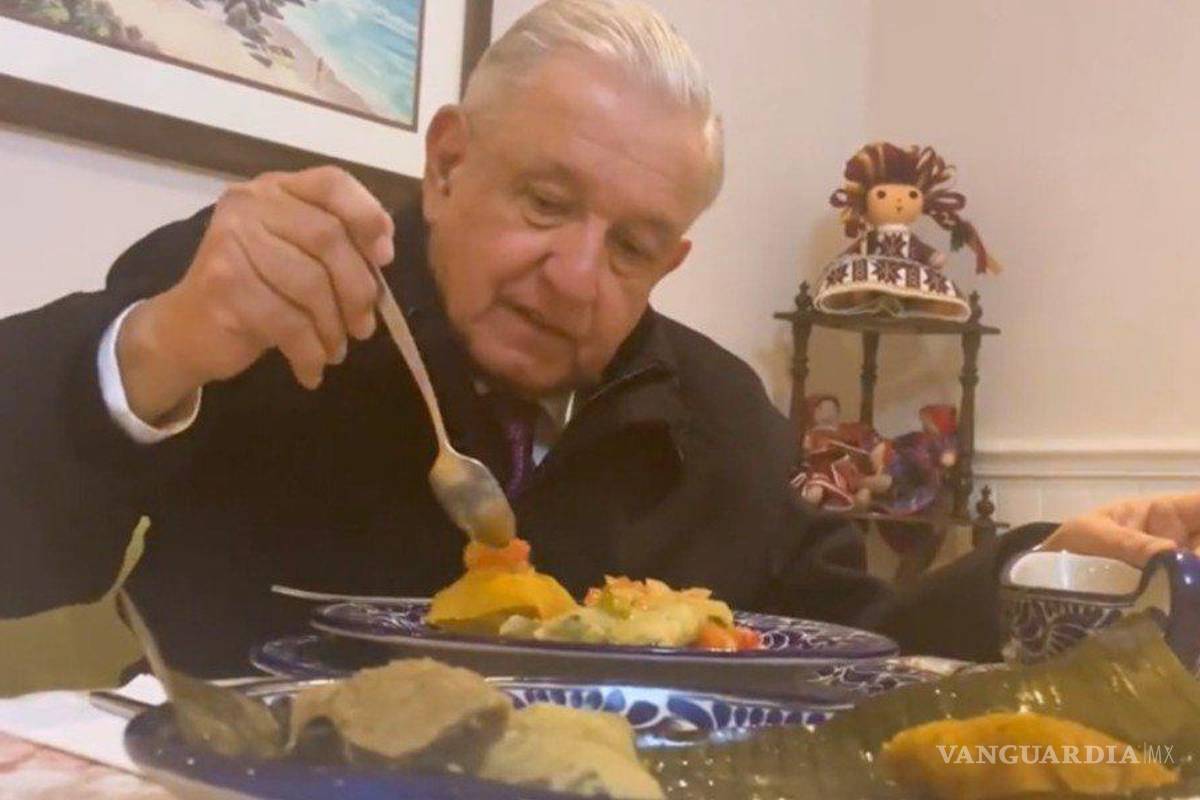 ‘El que sacó muñequito, que no se haga rosca’: AMLO presume sus tamales de chipilín