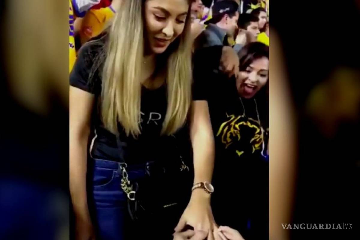 Aficionado le pide matrimonio a su novia en el 'Volcán' tras victoria de Tigres