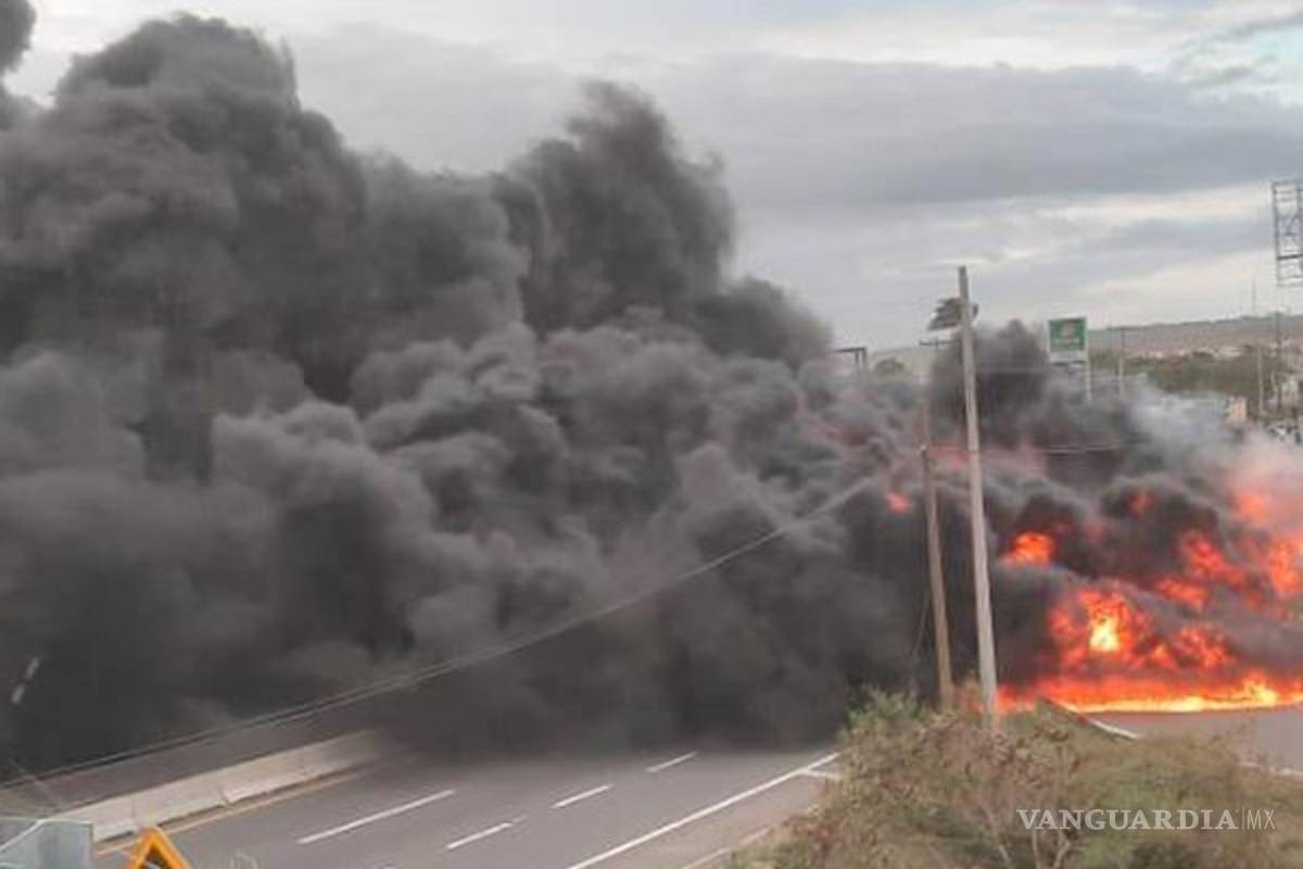 Vuelca pipa llena de combustible y provoca incendio en la autopista Veracruz-Cardel