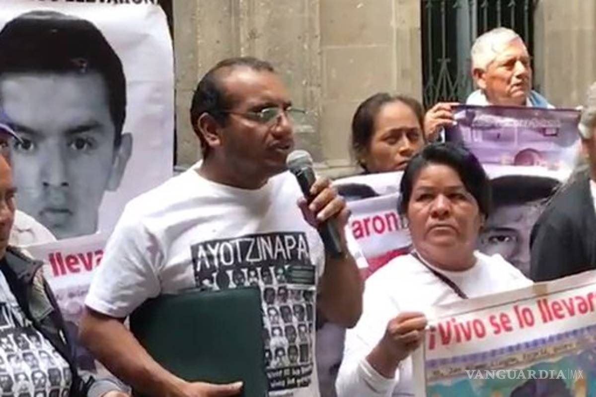 Padres de los 43 de Ayotzinapa piden que UIF investigue a Murillo Karam y Tomás Zerón