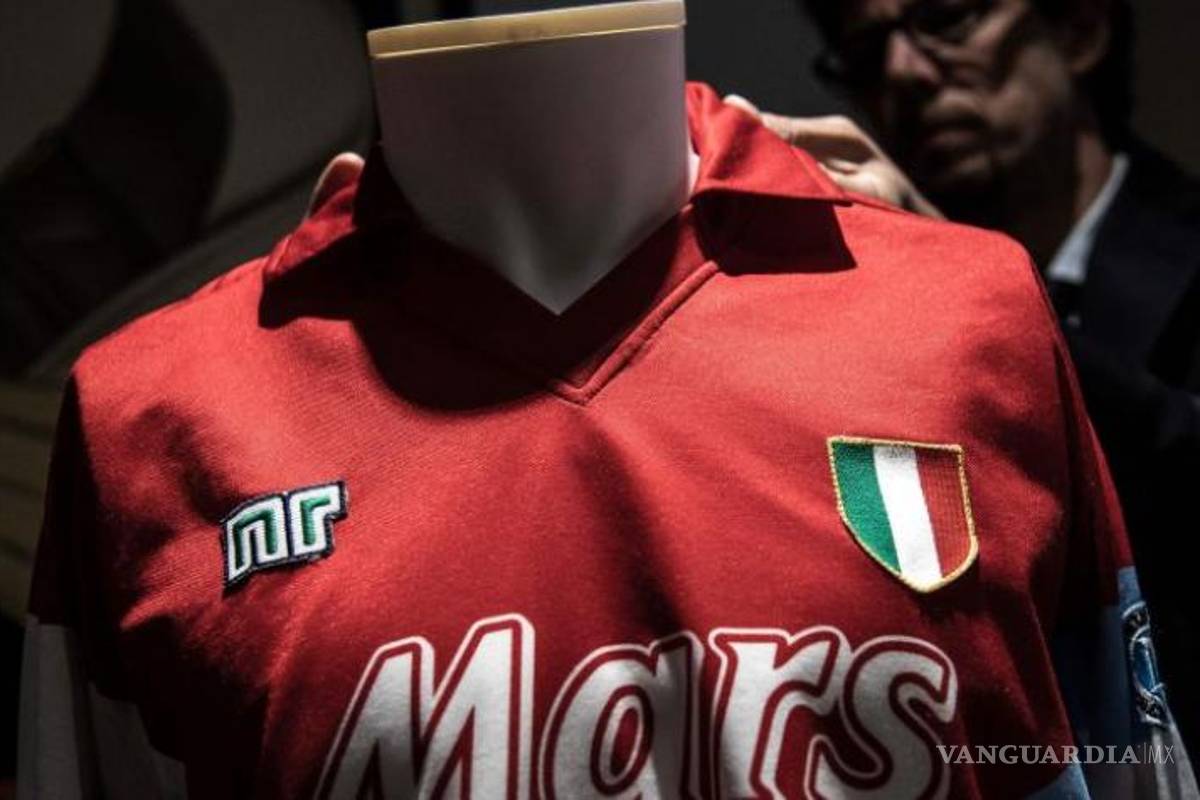¡De locos! Jerseys de Maradona cuando militaba en el Napoli se venden en casi 500 mil pesos