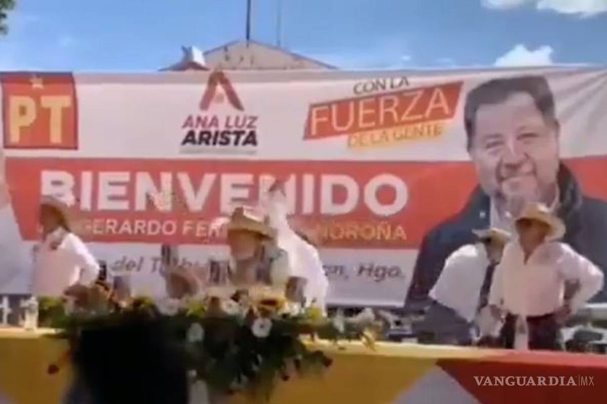 Noroña es recibido a 'huevazos' ahora en Singuilucan, Hidalgo