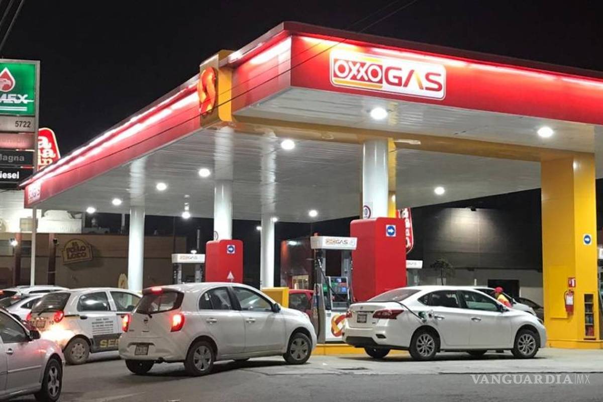 Continúa desabasto de gasolina en Nuevo León; autoridades lo niegan