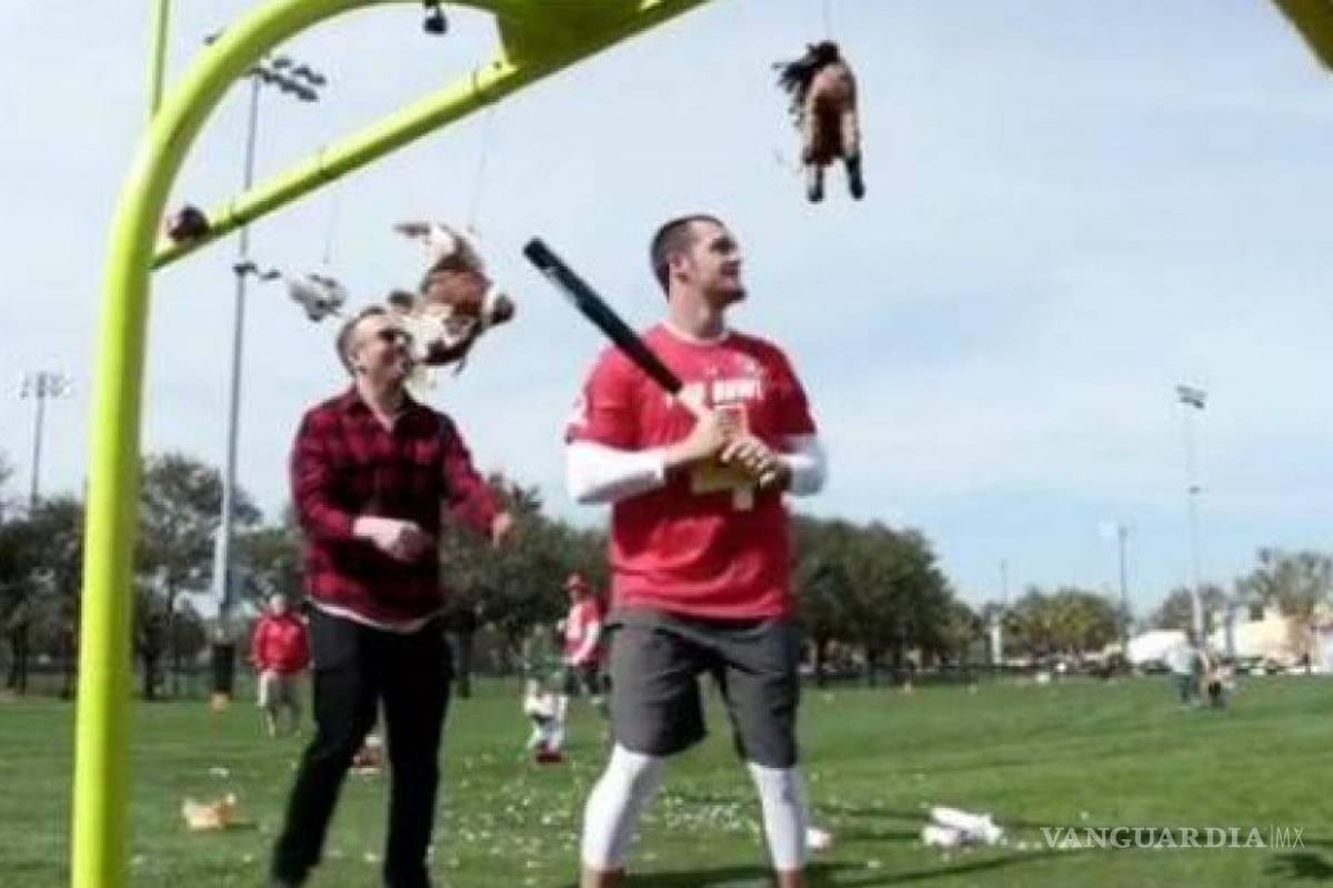 Jugador de los Raiders consigue el Récord Guinness en romper piñatas