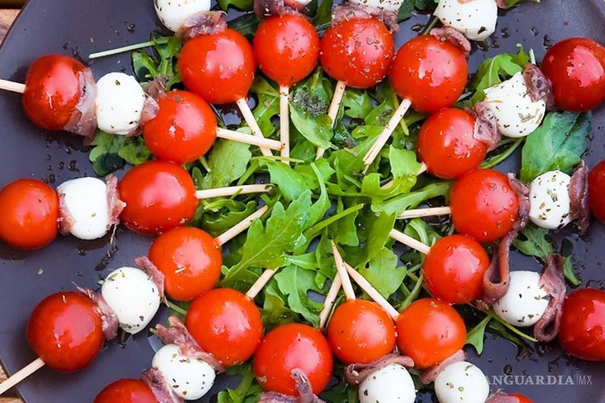 $!Mini brochetas de tomate, albahaca y queso.