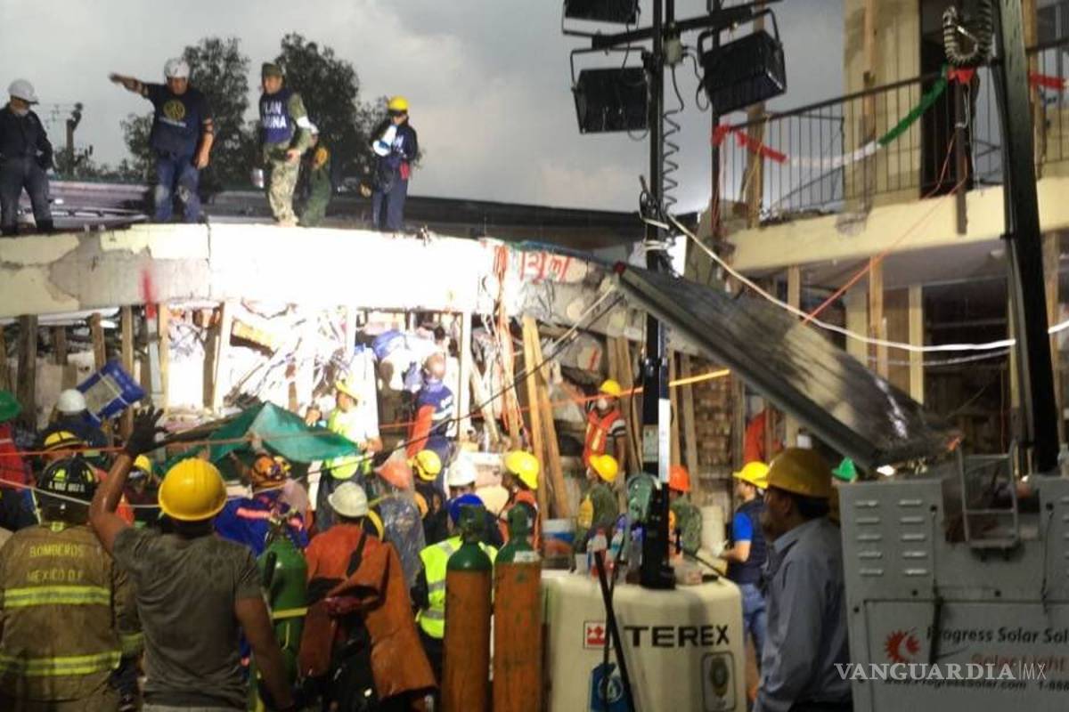 Se busca a los padres de Frida, la niña atrapada en escombros de escuela