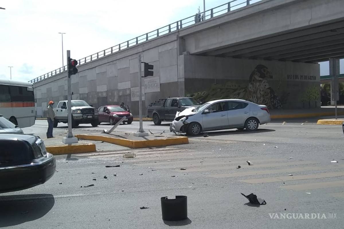 Por exceso de velocidad se impacta en semáforo en avenida de Saltillo