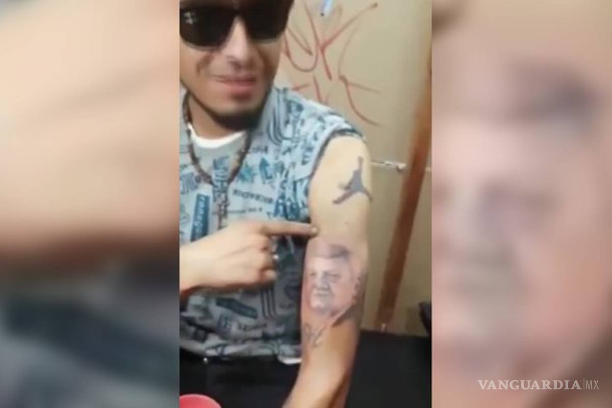 Admirador de la Cuarta Transformación se tatúa el rostro de AMLO en el brazo
