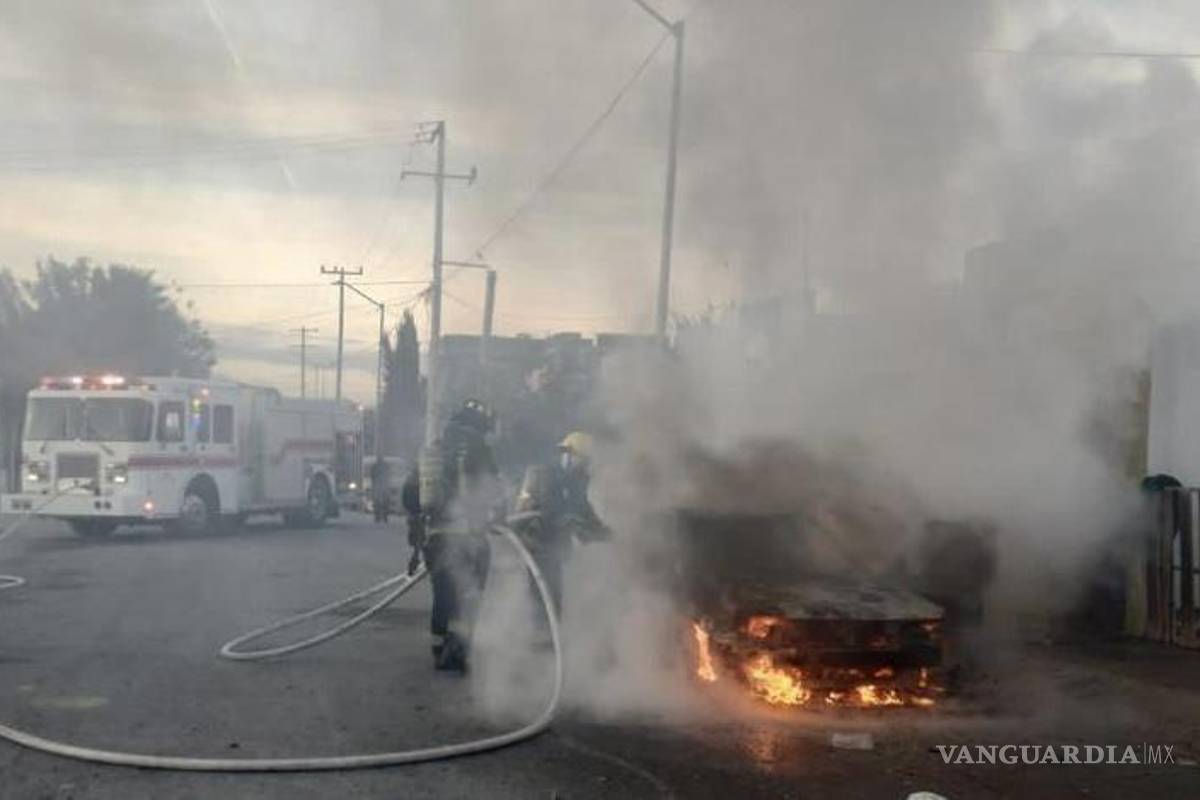 Ramos Arizpe: taxi es consumido por las llamas en incendio; Bomberos controlan la situación