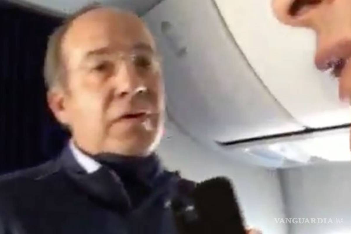 "Gracias por la corrupción": Hombre encara a Felipe Calderón enavión (video)