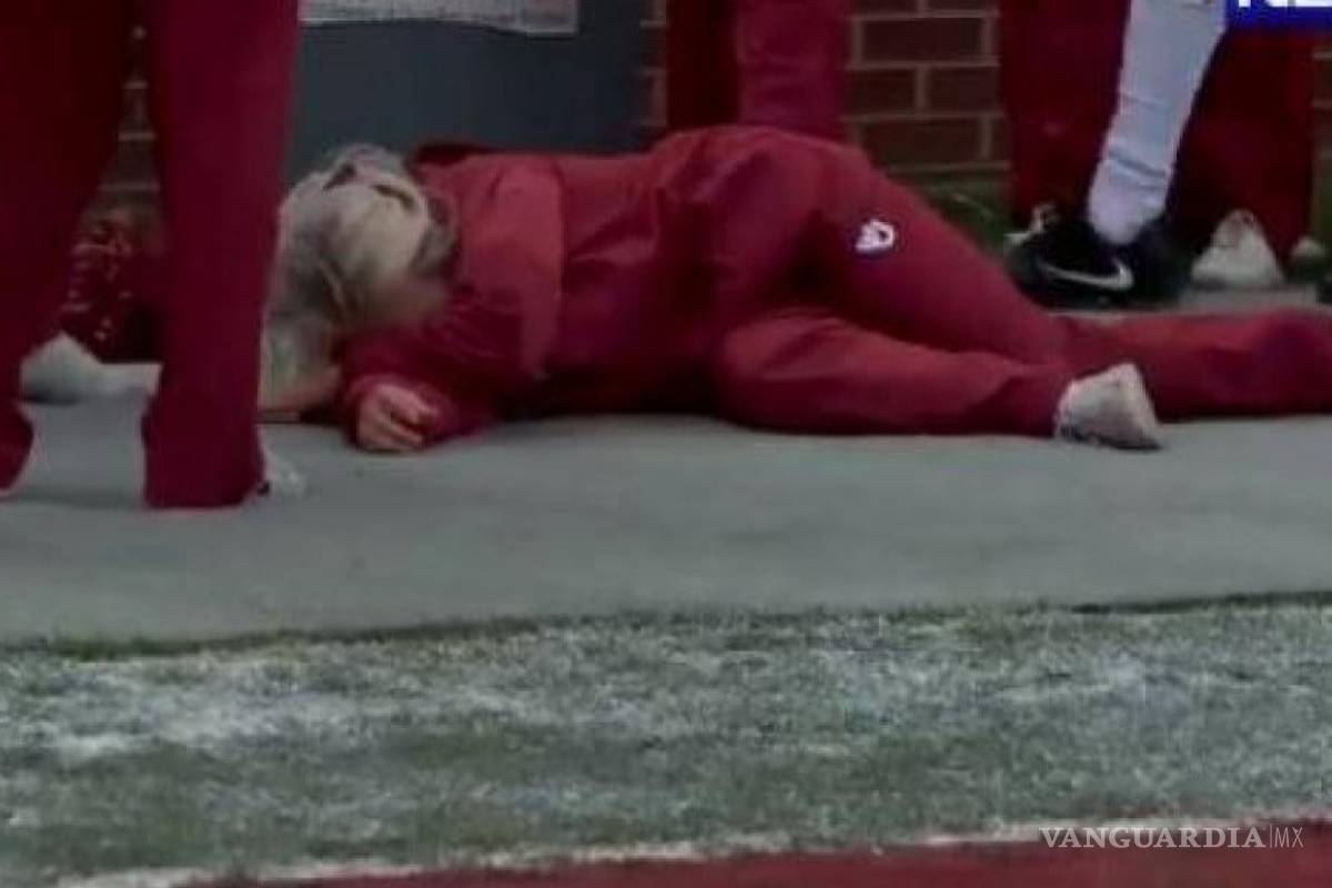 Porrista es noqueada tras balonazo