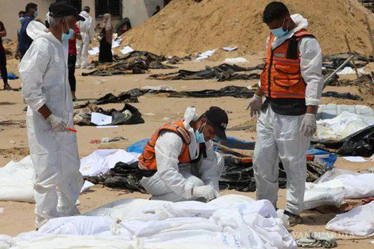 Exhuman fosas comunes en Gaza y encuentran más de 300 cuerpos, algunos con las manos atadas