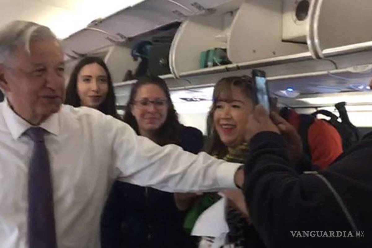 Pasajeros de avión hacen fila en pleno vuelo por foto con AMLO