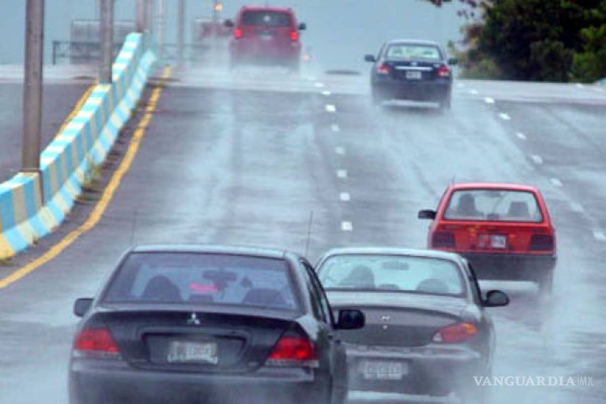 Derrapa tras circular a exceso de velocidad en piso mojado en Saltillo