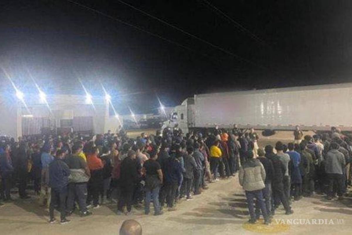 INM rescata a 359 migrantes que viajaban en caja de un tractocamión, en Veracruz