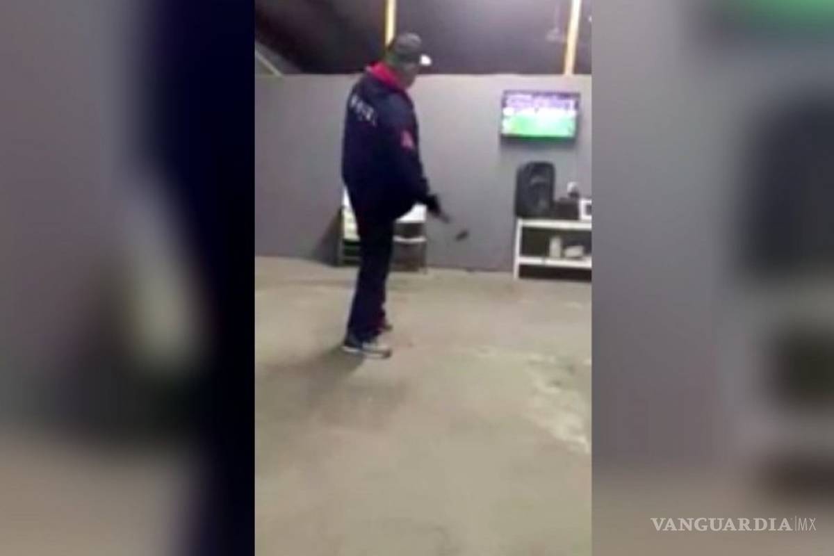 Aficionado de Rayados rompe su televisión tras el penal fallado