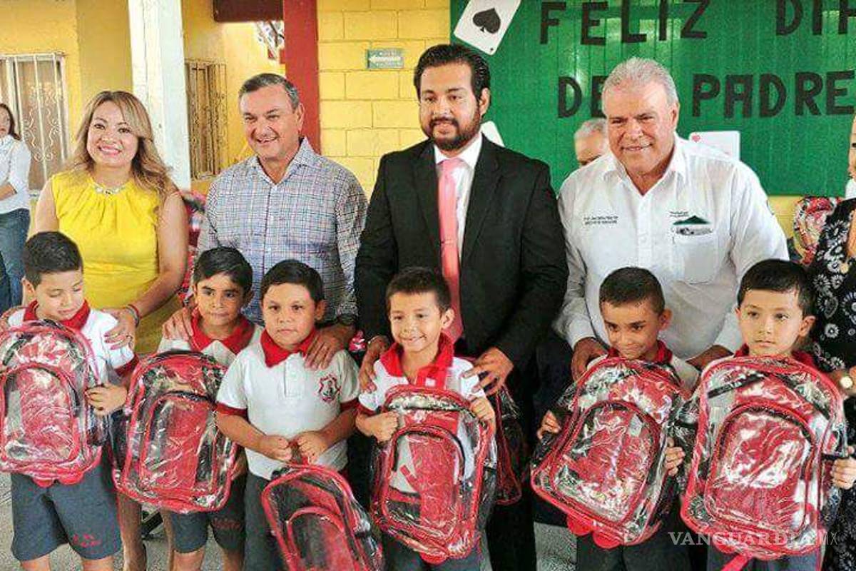 Entregan mochilas transparentes en Nuevo León