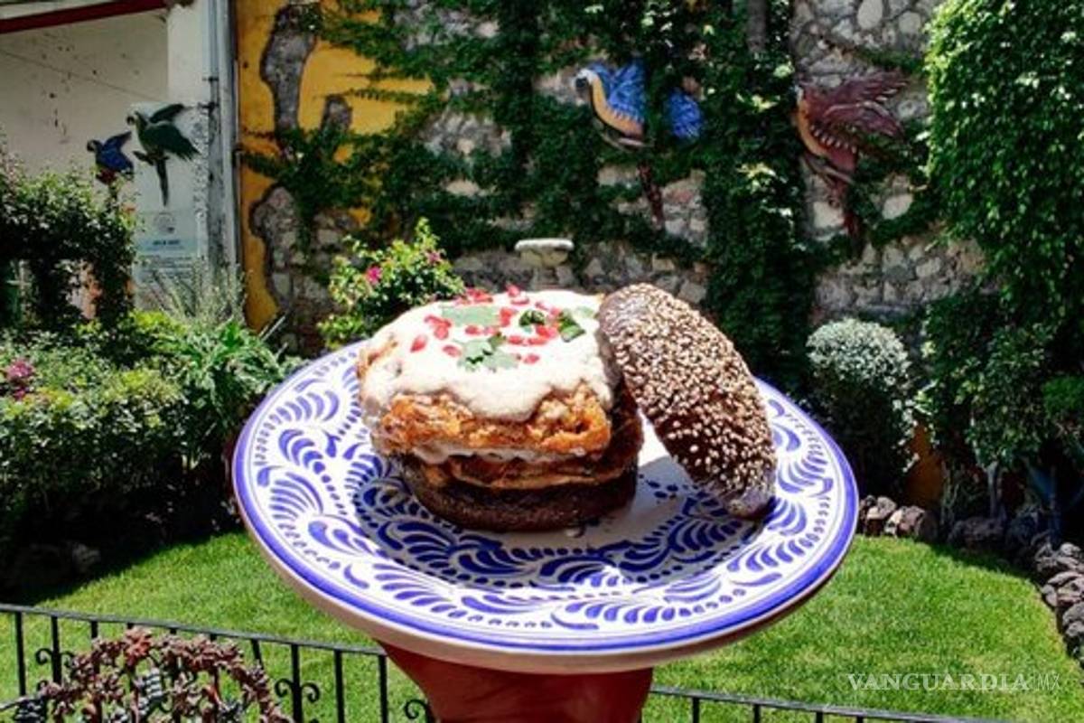 $!Crean las hamburguesas de chiles en nogada en Puebla