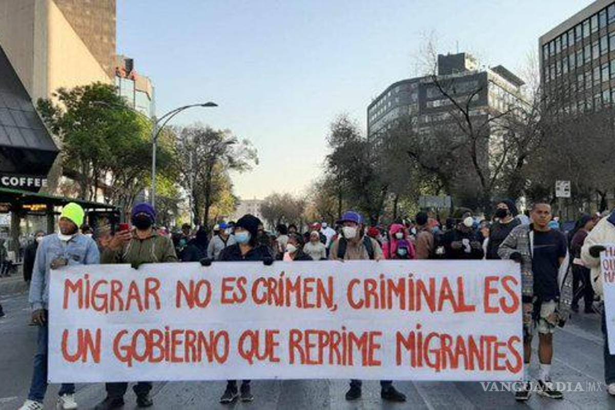Caravana de migrantes llega a Palacio Nacional; piden a AMLO libre tránsito