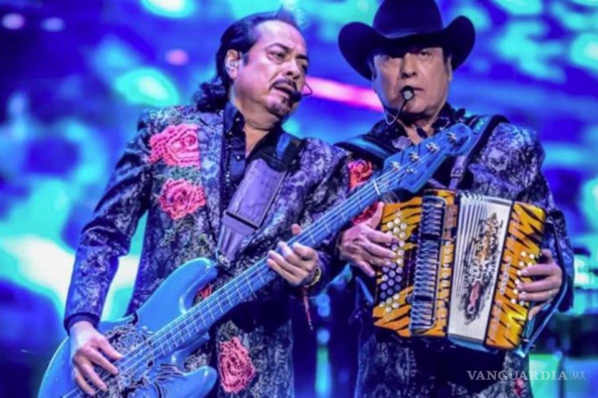 Los Tigres del Norte reciben falsa trágica noticia en pleno concierto
