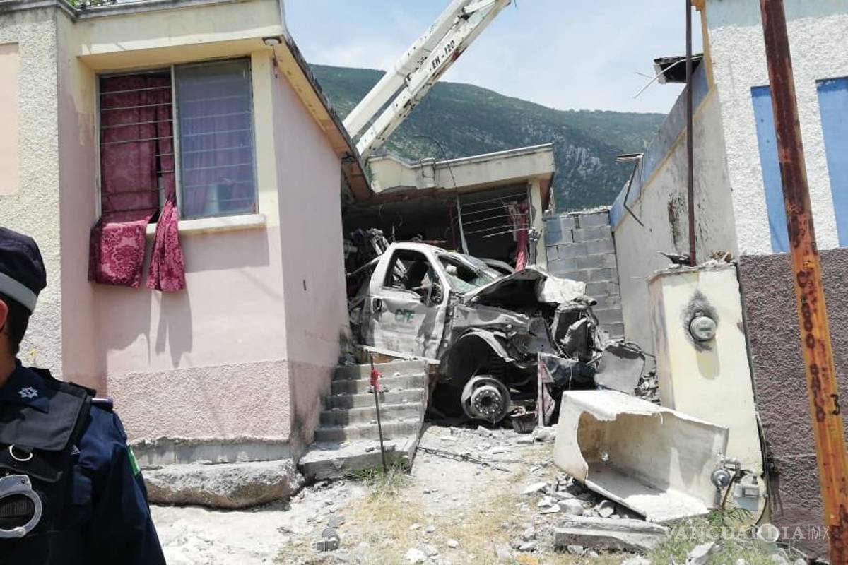 Mata camión de CFE a familia; deja dos heridos