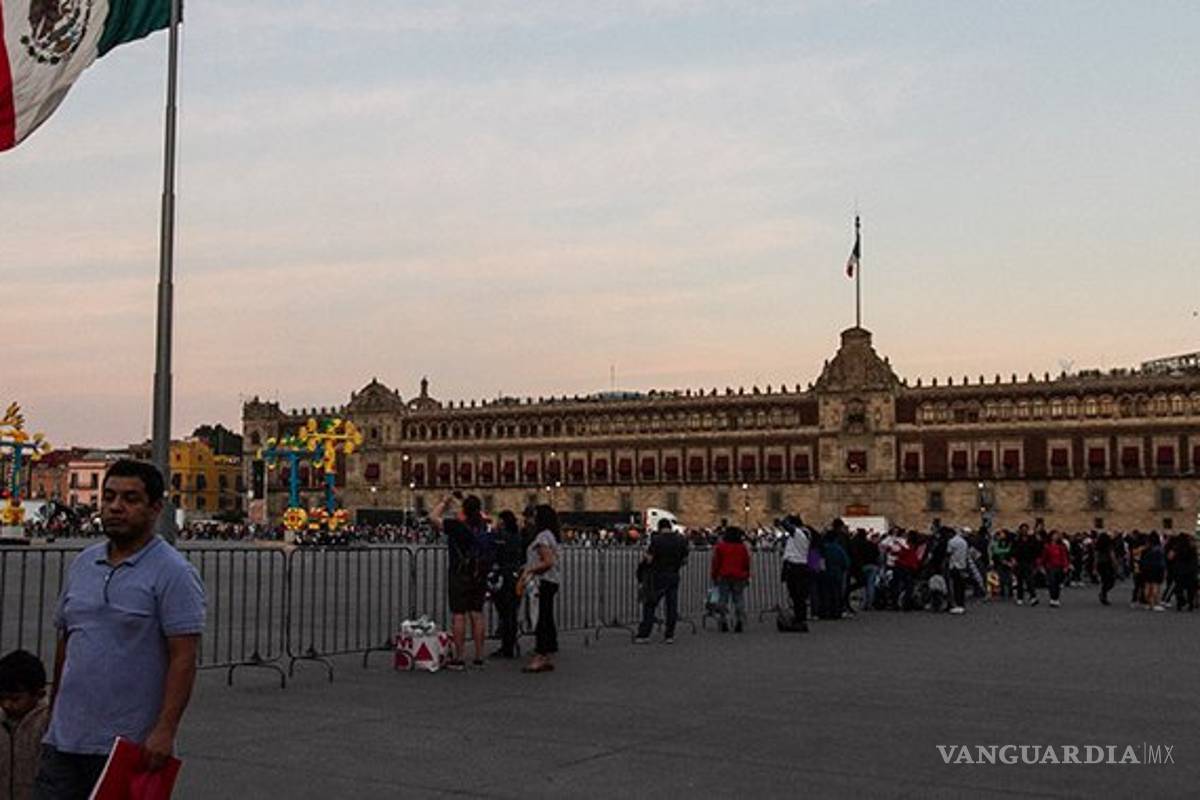 Manifestante le compone una canción a AMLO por 100 días de gobierno