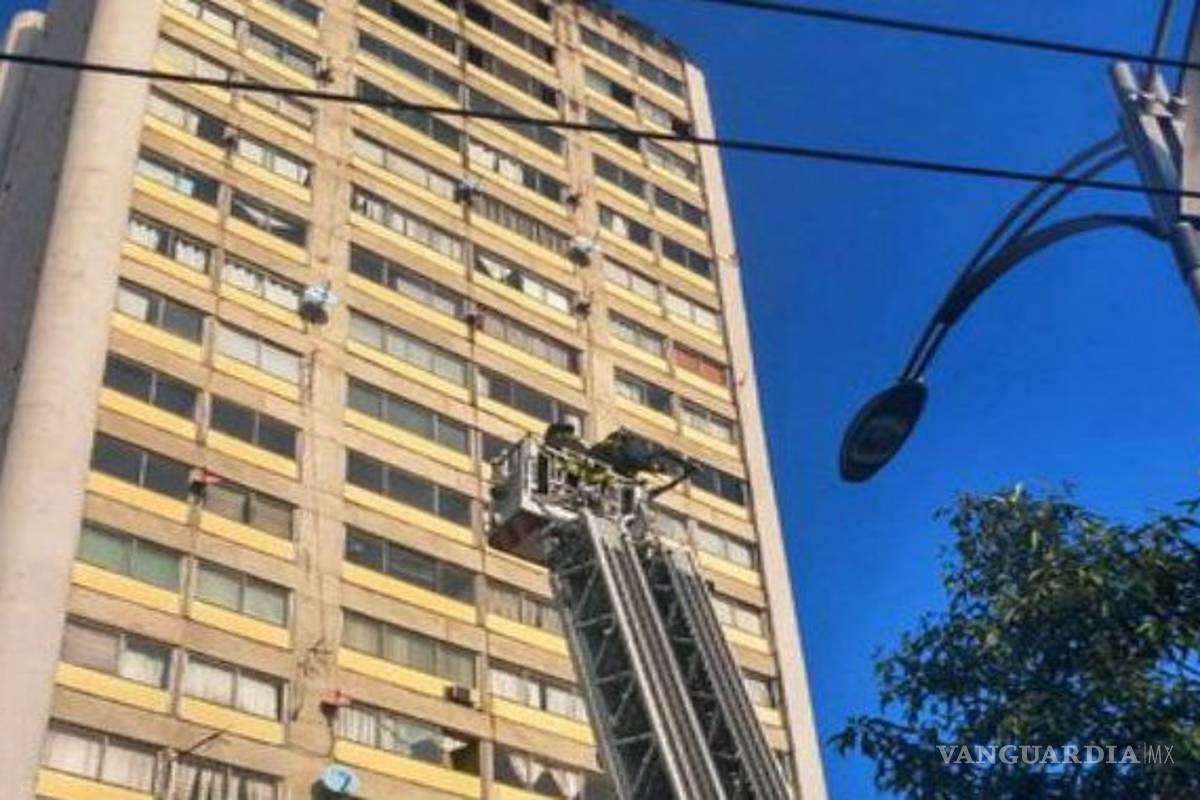 Incendio en edificio de Tlatelolco deja un muerto y 300 desalojados