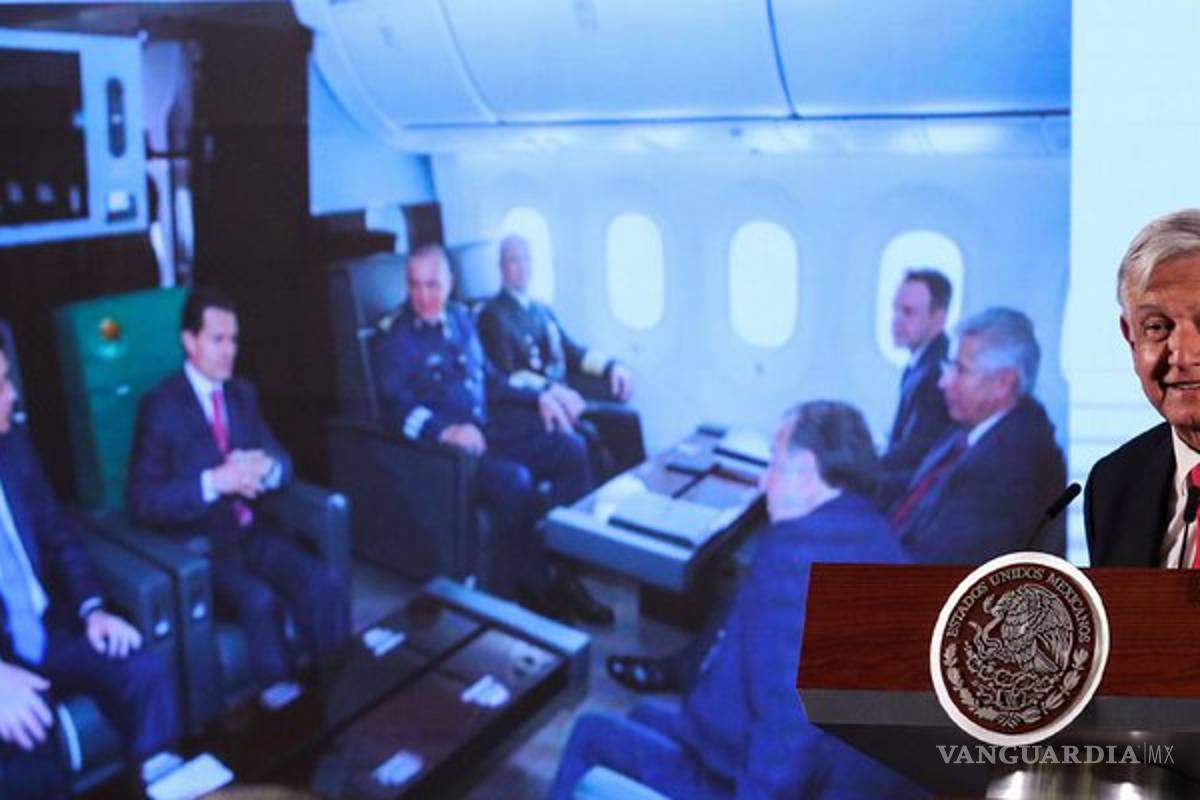 AMLO exhibe foto de Peña Nieto y su Gabinete en avión presidencial