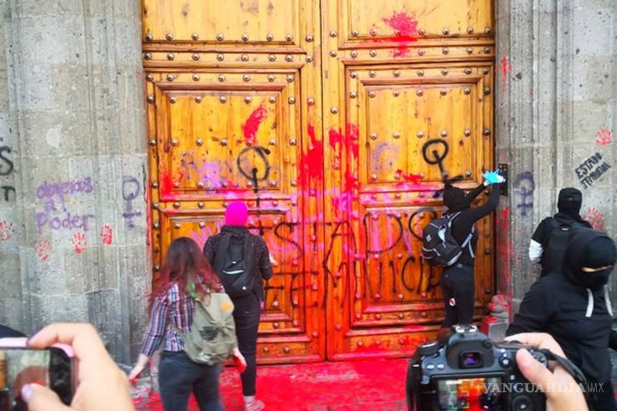 $!'Andrés Manuel el silencio es criminal', encapuchadas vandalizan Palacio Nacional por feminicidos