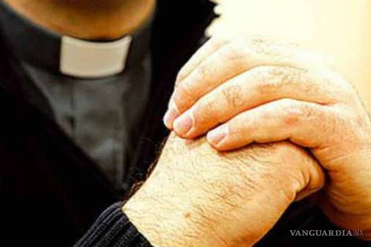 Realiza protesta en Catedral de Monterrey; solicitan destitución de obispo