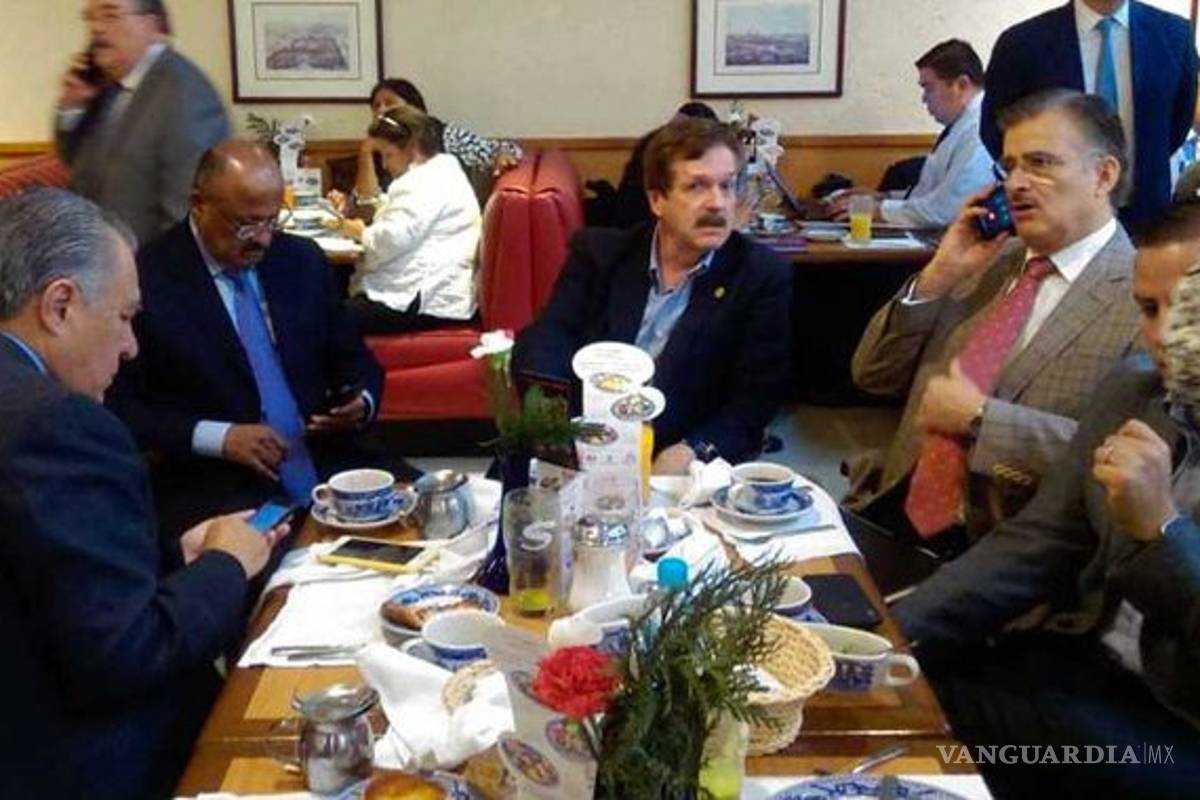 Diputados se reúnen en un Sanborns tras bloqueo de la CNTE al recinto legislativo