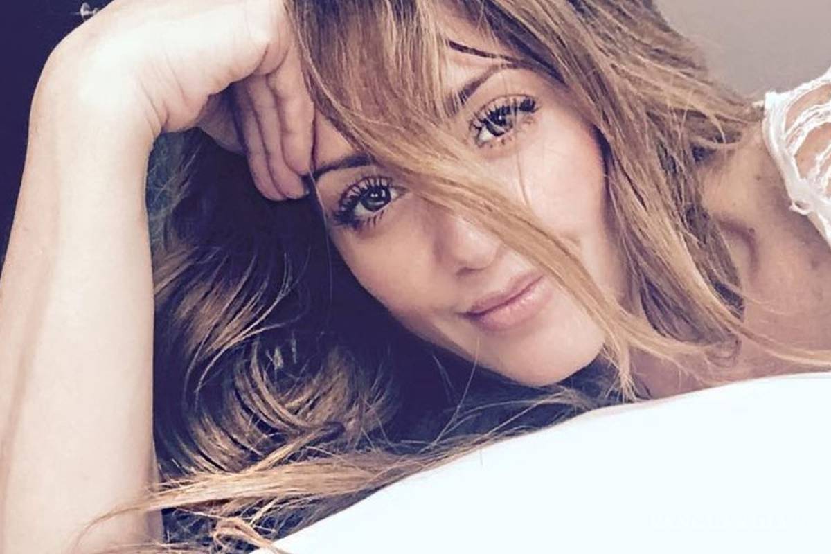 Andrea Legarreta presume sus piernas con mini vestido