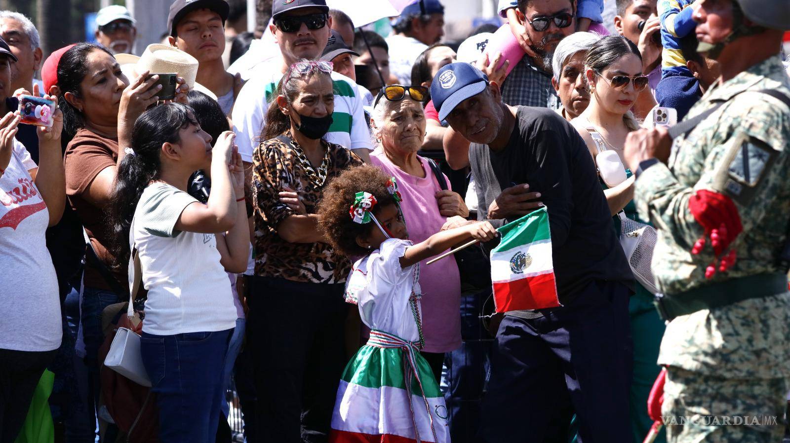 $!Ciudadanos saltillenses se congregan para celebrar el 214 aniversario de la Independencia de México con un desfile lleno de orgullo y patriotismo.