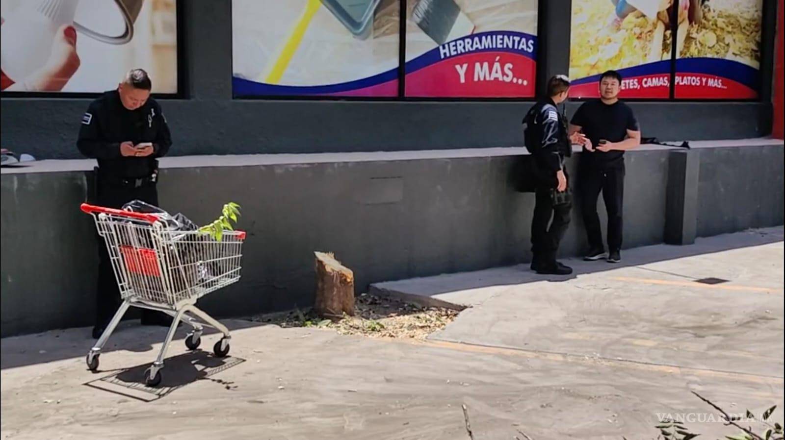 $!Policías del Grupo de Reacción Sureste habla con los empleados de MaxiHome que talaron los árboles sin permiso.