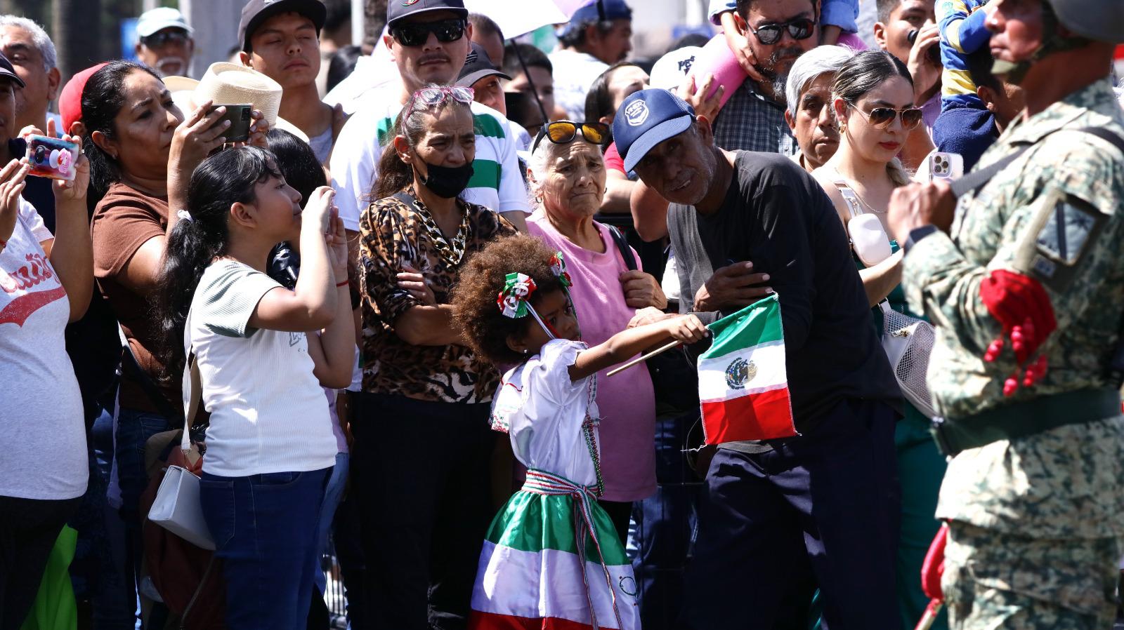 $!Ciudadanos saltillenses se congregan para celebrar el 214 aniversario de la Independencia de México con un desfile lleno de orgullo y patriotismo.